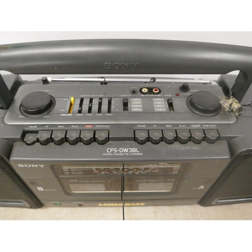 5101 - A Sony Mega Bass FS-DW38L radio cassette-corder and a Phillips type D-8453 sound machine 4 band radi... 