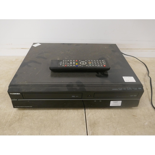 5107 - A Toshiba DVD/video cassette recorder - DVR20 with remote