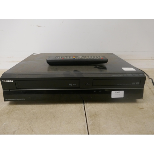 5107 - A Toshiba DVD/video cassette recorder - DVR20 with remote