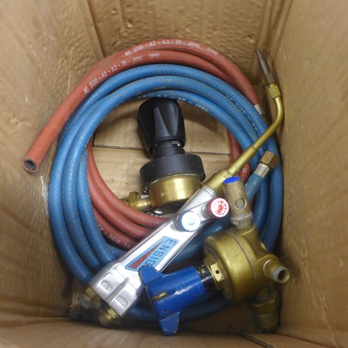 5042 - An Atlas Copco central pneumatic air pressure paint tank with an Ensign air tool, rubber hoses and r... 