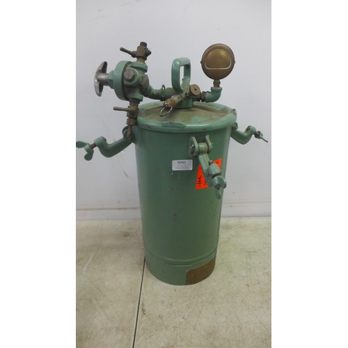 5042 - An Atlas Copco central pneumatic air pressure paint tank with an Ensign air tool, rubber hoses and r... 