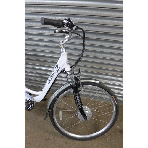 5139 - A Claud Butler Glide 2 electric bike with key *Police repossession