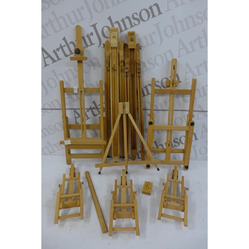 5231 - A collection of art easels