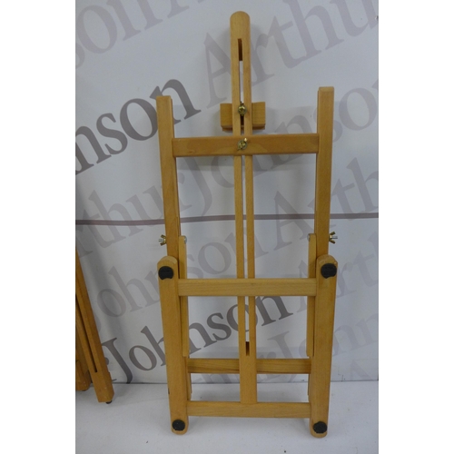 5231 - A collection of art easels