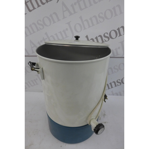 5246 - A 25 litre water boiler