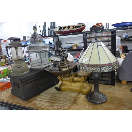 5290 - A quantity of vintage items including a Bialladin model 300x pressure lamp, an art deco table lamp, ... 