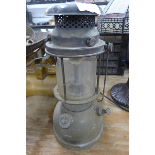 5290 - A quantity of vintage items including a Bialladin model 300x pressure lamp, an art deco table lamp, ... 