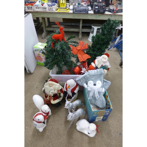 5306 - A large collection of christmas decorations