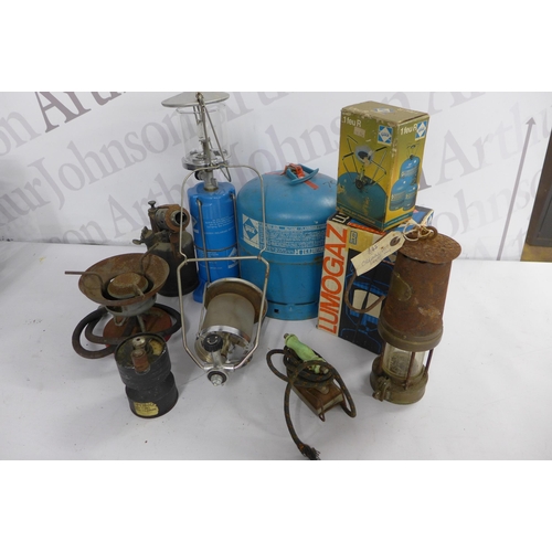 5328 - A quantity of camping equipment including a camping gaz 2.72kg butane gas can, a camping gaz gas sto... 