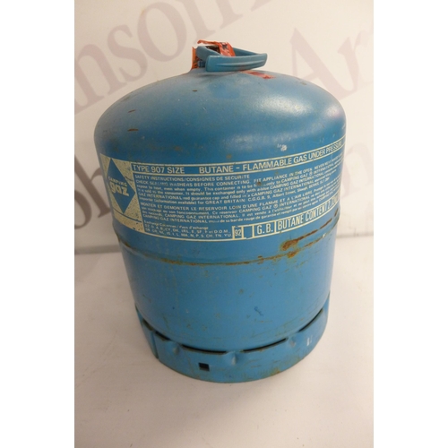 5328 - A quantity of camping equipment including a camping gaz 2.72kg butane gas can, a camping gaz gas sto... 