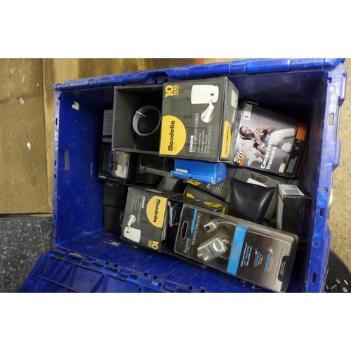 5335 - A box of assorted taps and sockets, all unused