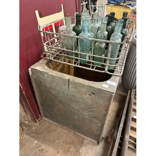 280 - A milk crate with twenty bottles and a galvanised water tank