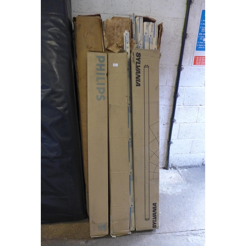 5153 - Two boxes of Phillips Master 50 TL-D/830 fluorescent tube lights, a box of Sylvania standard F65/8W/... 