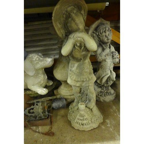 5160 - A large quantity of garden figures