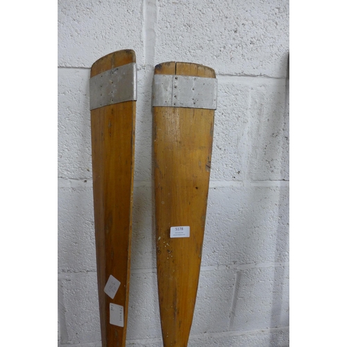 5178 - A pair of wooden oars