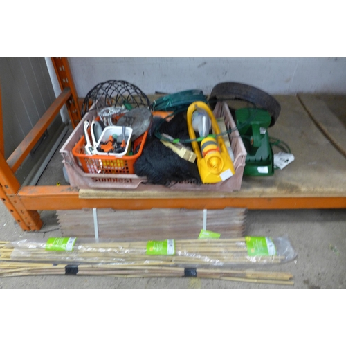 5186 - A quantity of garden items, including a hand seed spreader, a sun dial, pliers, a Hozelock hose reel... 