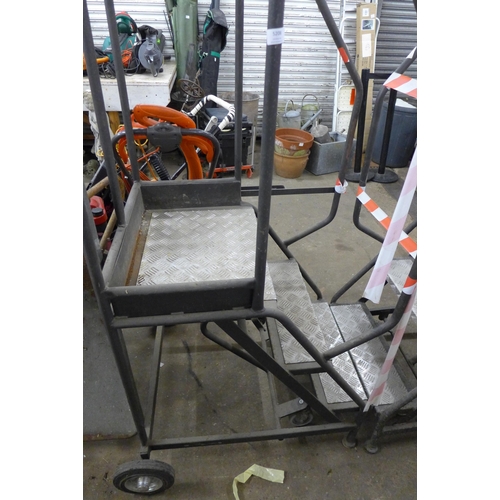 5208 - A metal 3-step single entry mobile work platform