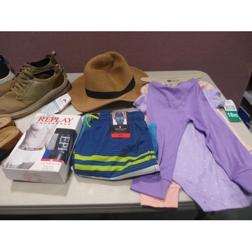 6252 - Quantiy of mixed clothing to include, Replay underwear, Skechers trainers, Fedora, etc. various size... 