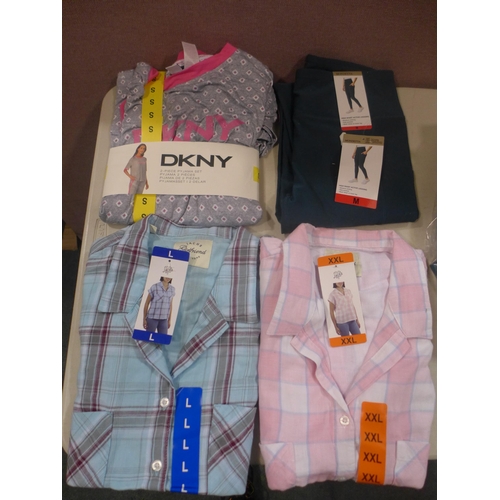 6261 - Quantity of mixed women's clothng to include DKNY, shirts, leggings, etc. various sizes (336-73003) ... 