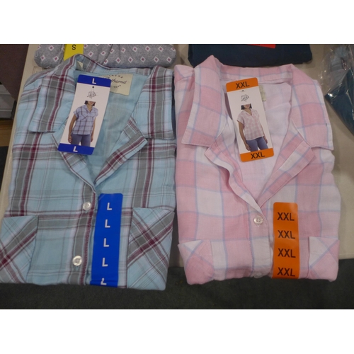 6261 - Quantity of mixed women's clothng to include DKNY, shirts, leggings, etc. various sizes (336-73003) ... 