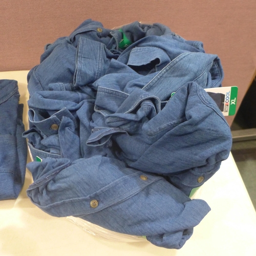 6268 - Quantity of 32 Degrees Cool women's denim blue shirts, various sizes (332-85008) *This lot is subjec... 