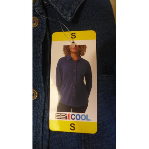 6268 - Quantity of 32 Degrees Cool women's denim blue shirts, various sizes (332-85008) *This lot is subjec... 