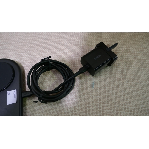 6115 - Belkin 2-1 Wireless Black Charging Pad with box (337-227) *This lot is subject to Vat