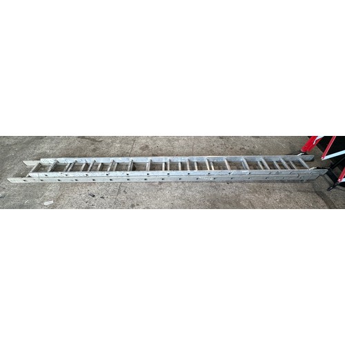 5339 - A double rung aluminium extension ladder