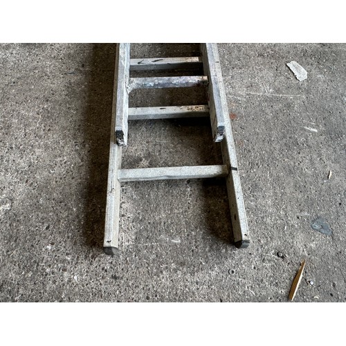 5339 - A double rung aluminium extension ladder