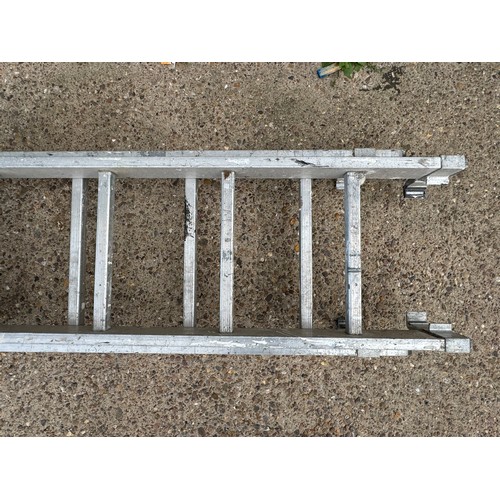 5340 - A double rung aluminium extension ladder