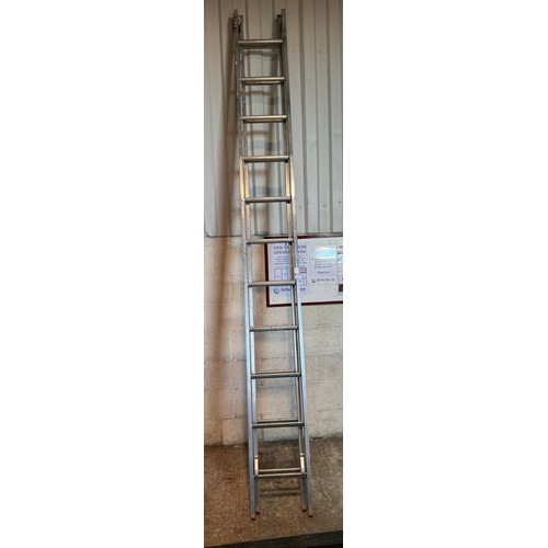 5341 - A set of 11-rung aluminium double extension ladders