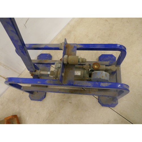 5039 - A Polar Pumps hydraulic hand pump and a dexion cutter