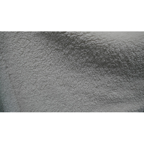 6316 - 3 x Mixed Plush fleece blankets (332-85008) *This lot is subject to Vat