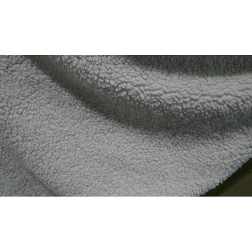 6316 - 3 x Mixed Plush fleece blankets (332-85008) *This lot is subject to Vat