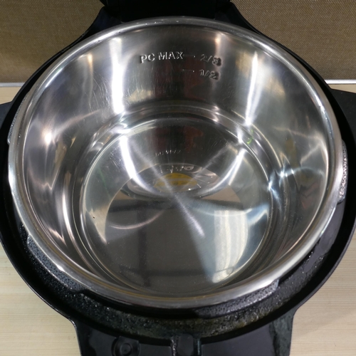 6142 - Instant Electric Pressure cooker with air fry lid (Damaged) (337-327) *This lot is subject to Vat