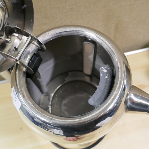 6144 - Dualit Classic Kettle and a Kenwood 1.5L Soup Maker (Sold as Scrap) (337-102,346) *This lot is subje... 