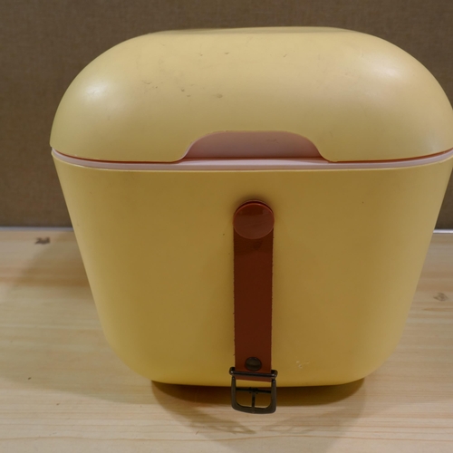 6209 - Polarbox Retro Cooler (337-403) *This lot is subject to Vat