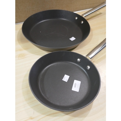 6207 - Anolon 2 piece skillet set (337-516) *This lot is subject to Vat