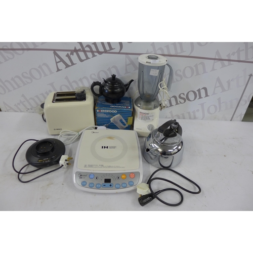 5288 - A quantity of kitchen and household items including a Kenwood BL311 blender, a Kenwood hand mixer, a... 