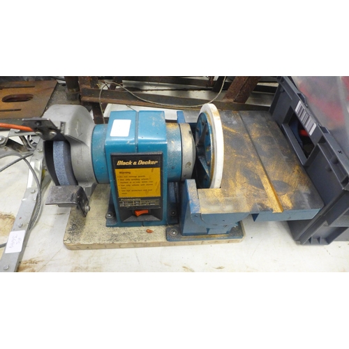 5007 - A quantity of tools and other items including a Black & Decker Power Centre, 240V bench grinder/ dis... 