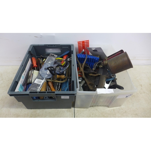 5007 - A quantity of tools and other items including a Black & Decker Power Centre, 240V bench grinder/ dis... 