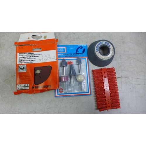 5007 - A quantity of tools and other items including a Black & Decker Power Centre, 240V bench grinder/ dis... 