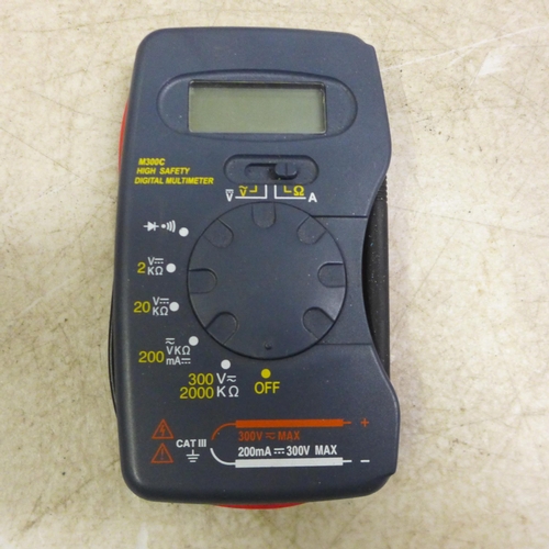 5009 - A Seekone HG886 heat gun, a glue gun and a digital multimeter