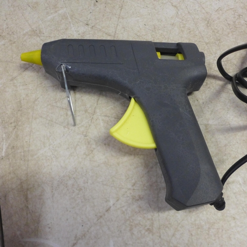 5009 - A Seekone HG886 heat gun, a glue gun and a digital multimeter