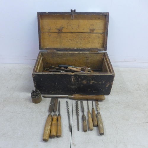 5010 - A box of vintage woodworking tools including wood turning chisels, chisels, screwdrivers, Scribe dri... 