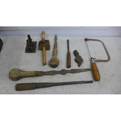 5010 - A box of vintage woodworking tools including wood turning chisels, chisels, screwdrivers, Scribe dri... 