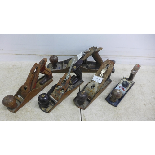 5011 - 5 wood planes - a Record No.5½, a Handyman, 2 Stanley Bailey No.4s and an Anant No.A33