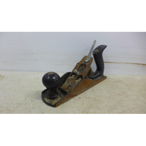 5011 - 5 wood planes - a Record No.5½, a Handyman, 2 Stanley Bailey No.4s and an Anant No.A33