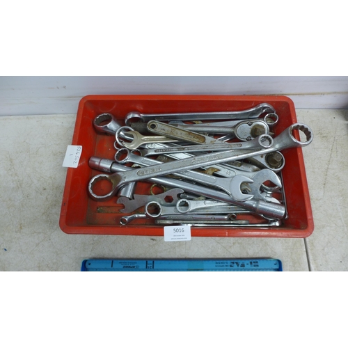 5016 - A cased tap and die set and a cased milling die set with a tray of assorted spanners  and saw blades... 