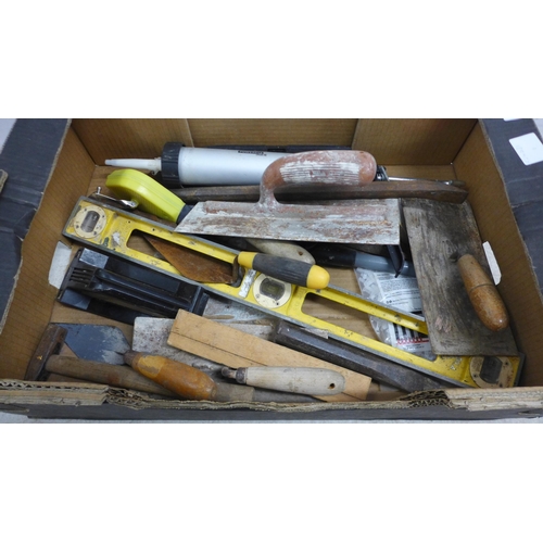 5024 - A large quantity of assorted handtools including trowels, chisels, sprit level, a Powerfix Profi sea... 